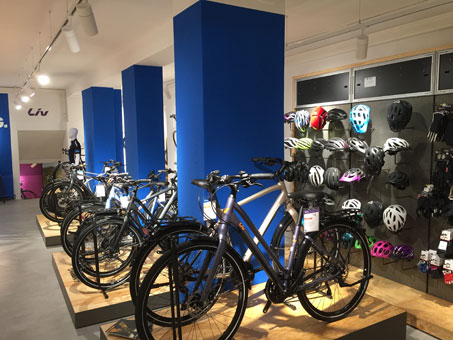 Ob Fahrrad oder der passende Helm - unser Sortiment bietet auch für Ihre Wünsche eine große Auswahl. Ob Fahrrad oder der passende Helm - unser Sortiment bietet auch für Ihre Wünsche eine große Auswahl.