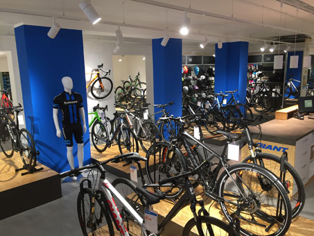 Wir führen eine große Auswahl an verschiedensten Bikes - da ist bestimmt auch eines für Sie dabei. Wir führen eine große Auswahl an verschiedensten Bikes - da ist bestimmt auch eines für Sie dabei.