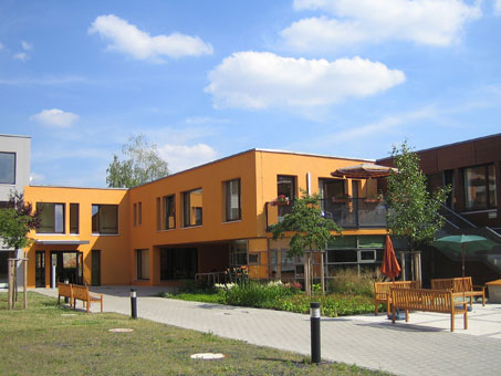 Das Altenpflegeheim "Emmaus" in Leipzig-Sellerhausen bietet pflegebedürftigen Menschen Betreuung, Begleitung und Pflege.