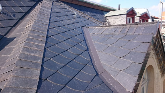 Dachklempnerarbeiten und Dacheindeckung mit Dachplatten