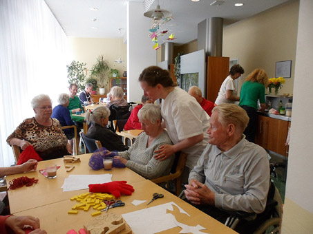 In jeder Hausgemeinschaft mit bis zu 13 Plätzen leben die Bewohner/Innen wie in einer gemeinsamen Wohnung miteinander.