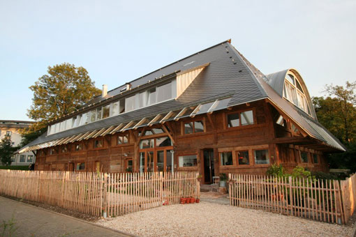 Unter dem Dach der Scheune wurden zehn Wohnungen gebaut und der historische Altbau zu fast 100 Prozent erhalten und sichtbar belassen.