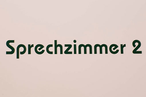 wir haben zwei modern eingerichtete Behandlungsräume, in denen wir Ihnen nach besten Kräften bei Ihrer Gesundung helfen wir haben zwei modern eingerichtete Behandlungsräume, in denen wir Ihnen nach besten Kräften bei Ihrer Gesundung helfen