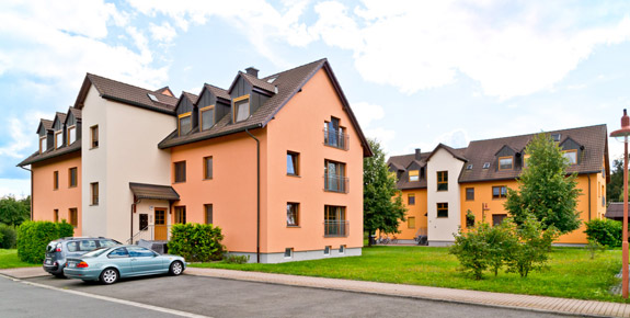 Ob Einfamilienhaus oder Reihenhaus, Gewerbehalle oder Wohnblock: Anstriche auf Putz, Holz oder auch Metallfassaden sind genau unser Ding!