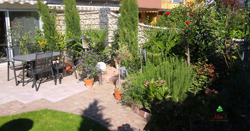 Von uns gestalteter Garten mit Terrasse in Durmersheim