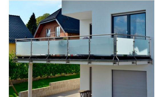 Balkongeländer aus Glas in Verbindung mit Aluminium, Edelstahl oder Holz Balkongeländer aus Glas in Verbindung mit Aluminium, Edelstahl oder Holz