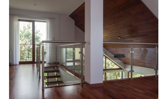 Treppenaufgang mit Balustraden aus Glas