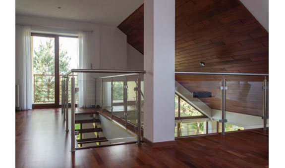 Treppenaufgang mit Balustraden aus Glas Treppenaufgang mit Balustraden aus Glas