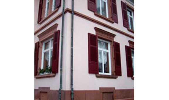 Fensterläden mit Lamellen lassen die Luft zwischen Fenster und Fensterladen besser zirkulieren. Somit kann Feuchtigkeit besser abziehen. Fensterläden mit Lamellen lassen die Luft zwischen Fenster und Fensterladen besser zirkulieren. Somit kann Feuchtigkeit besser abziehen.