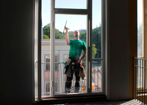 Auch zur Glasreinigung in luftiger Höhe haben wir die passende Technik und das Know-how Auch zur Glasreinigung in luftiger Höhe haben wir die passende Technik und das Know-how