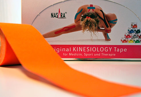 Kinesiology Tape unterstützt die natürlichen Vorgänge im Körper und führt von außen zu einer Entlastung unserer Muskeln und Gelenke