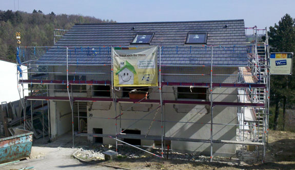 Außer den Arbeiten rund ums Dach bieten wir Ihnen die Reinigung und Wartung Ihrer Solaranlage an.