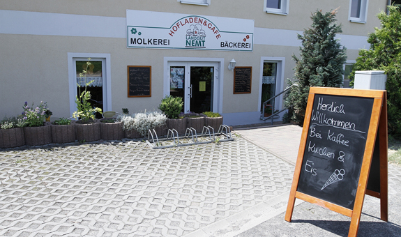 Genießen Sie in unser Hofcafé mit Torten und Kuchen aus handwerklicher Produktion Genießen Sie in unser Hofcafé mit Torten und Kuchen aus handwerklicher Produktion