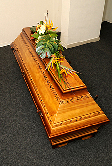 Die Erdbestattung - Darunter verstehen wir die Beisetzung in einem Sarg. Diese Bestattungsart ist grundsätzlich nur auf Friedhöfen gestattet.