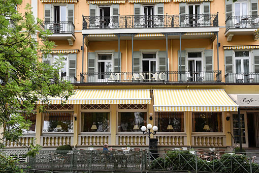 Fassadenanstrich sowie Lackieren der Fensterläden und Geländer am Hotel Atlantic Fassadenanstrich sowie Lackieren der Fensterläden und Geländer am Hotel Atlantic