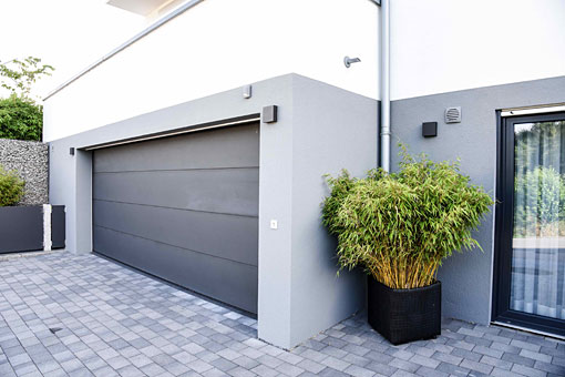 Im Außenbereich sorgen wir für eine ansprechende Fassadengestaltung - auf Wunsch gern mit umwelt - und gesundheitsfreundlichen Naturfarben