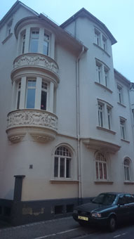 Natursteinrestaurierung einer Fassade mit Stuckarbeiten