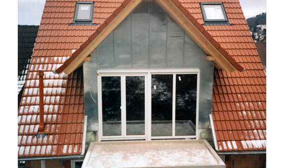 Was gibt es Schöneres, als Tür an Tür mit der Natur zu wohnen? Man kann einfach mal eben schnell in den Garten oder auf den Balkon, um frische Luft zu tanken. Im Sommer sitzen wir abends noch lange draußen und die Kinder flitzen den ganzen Tag zum Spielen rein und raus - durch die Schiebetür. Die großen Scheiben der Schiebetüren lassen viel Licht in die Räume und sie bieten tolle Ausblicke.