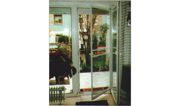 40 Jahre Erfahrung mit Herstellung und Montage von Fliegenfenstersystemen 40 Jahre Erfahrung mit Herstellung und Montage von Fliegenfenstersystemen