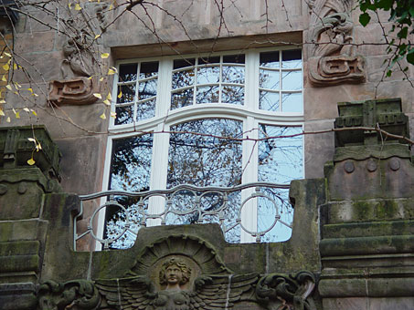 Jugendstil Villa - Die Glasscheiben der neuen Isolierglasfenster haben wieder die ursprüngliche Größe und Einteilung