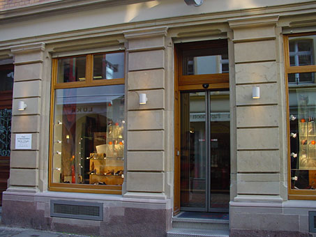 Schaufenster mit Eichenholzrahmen