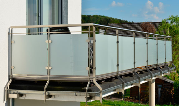 Balkongeländer aus VSG-Glas und mattweißer Folie mit Klemmbefestigungen Balkongeländer aus VSG-Glas und mattweißer Folie mit Klemmbefestigungen