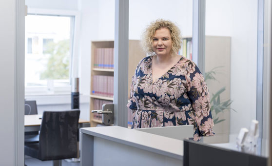 Frau Karen Kugel Büroleiterin u. Assistentin RA Wenni Frau Karen Kugel Büroleiterin u. Assistentin RA Wenni