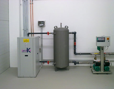 Kaltwassersatz inklusive Pufferspeicher und Druckerhöhungsanlage für die Kühlwasserversorgung von Erodiermaschinen