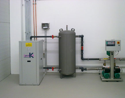 Kaltwassersatz inklusive Pufferspeicher und Druckerhöhungsanlage für die Kühlwasserversorgung von Erodiermaschinen Kaltwassersatz inklusive Pufferspeicher und Druckerhöhungsanlage für die Kühlwasserversorgung von Erodiermaschinen