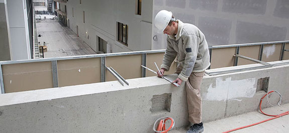 Beton ist aus der heutigen Architektur kaum mehr weg zu denken. Ob an Industriegebäuden oder Wohnhäusern, seit Jahrzehnten verleihen sie Objekten ein modernes Aussehen und hohe Stabilität.