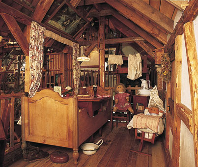 Ein Erlebnis-Speisen auf der Galerie im umgebauten Bauernbett, die Wäsche hängt auf der Leine und die Puppenkinder schauen zu. Ein Erlebnis-Speisen auf der Galerie im umgebauten Bauernbett, die Wäsche hängt auf der Leine und die Puppenkinder schauen zu.