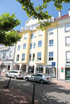 Für die Anfahrt mit dem PKW stehen Parkplätze vor unserem Haus auf dem Paradeplatz zur Verfügung Für die Anfahrt mit dem PKW stehen Parkplätze vor unserem Haus auf dem Paradeplatz zur Verfügung