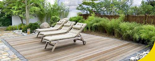 Ein Sonnendeck dient der Entspannung und Erholung im eigenen Garten. Hier können Sie Ihren Akku wieder aufladen.