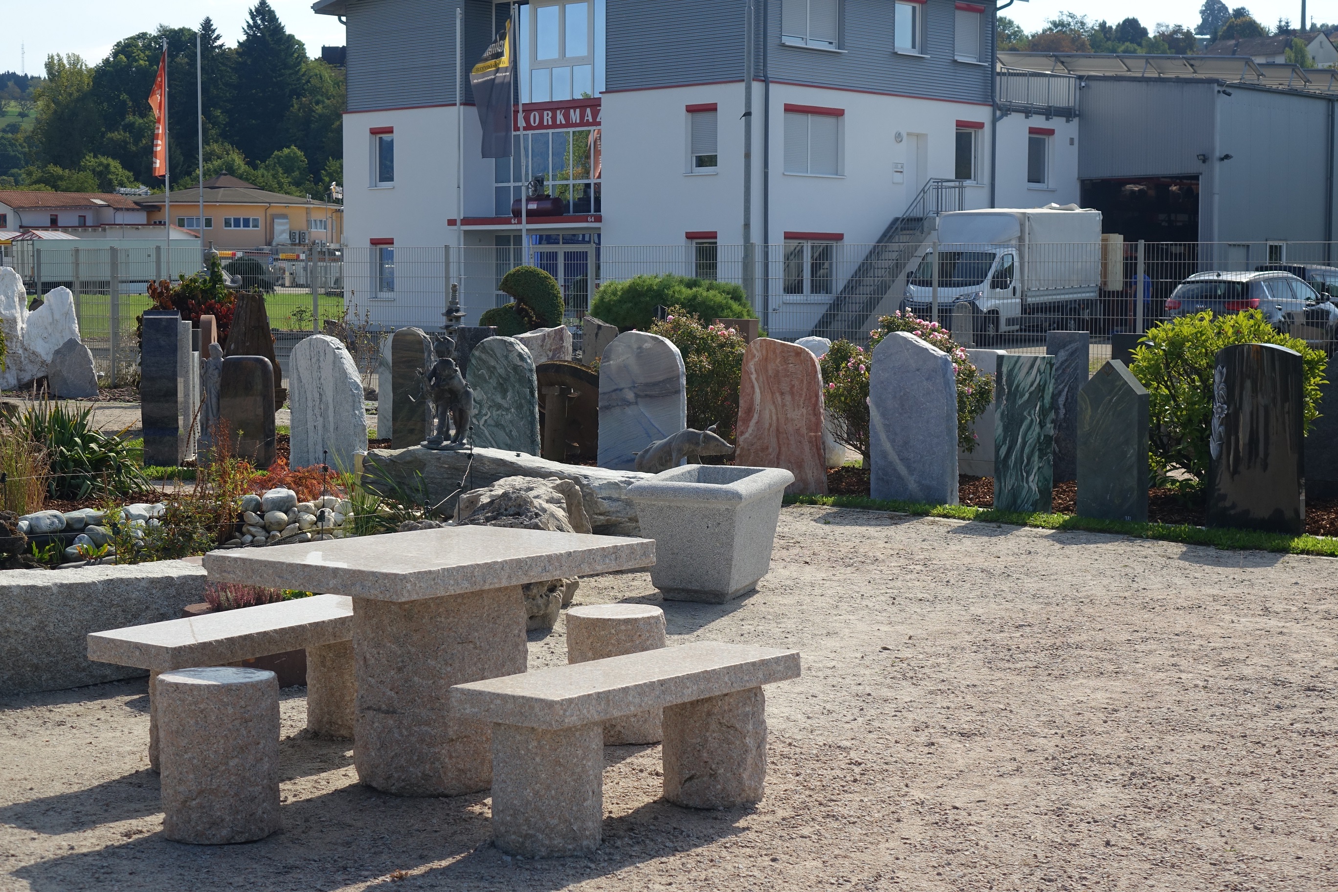 auf unserem Freigelände finden Sie unter anderem verschiedene Gartenmöbel und eine große Auswahl an Grabsteinen auf unserem Freigelände finden Sie unter anderem verschiedene Gartenmöbel und eine große Auswahl an Grabsteinen
