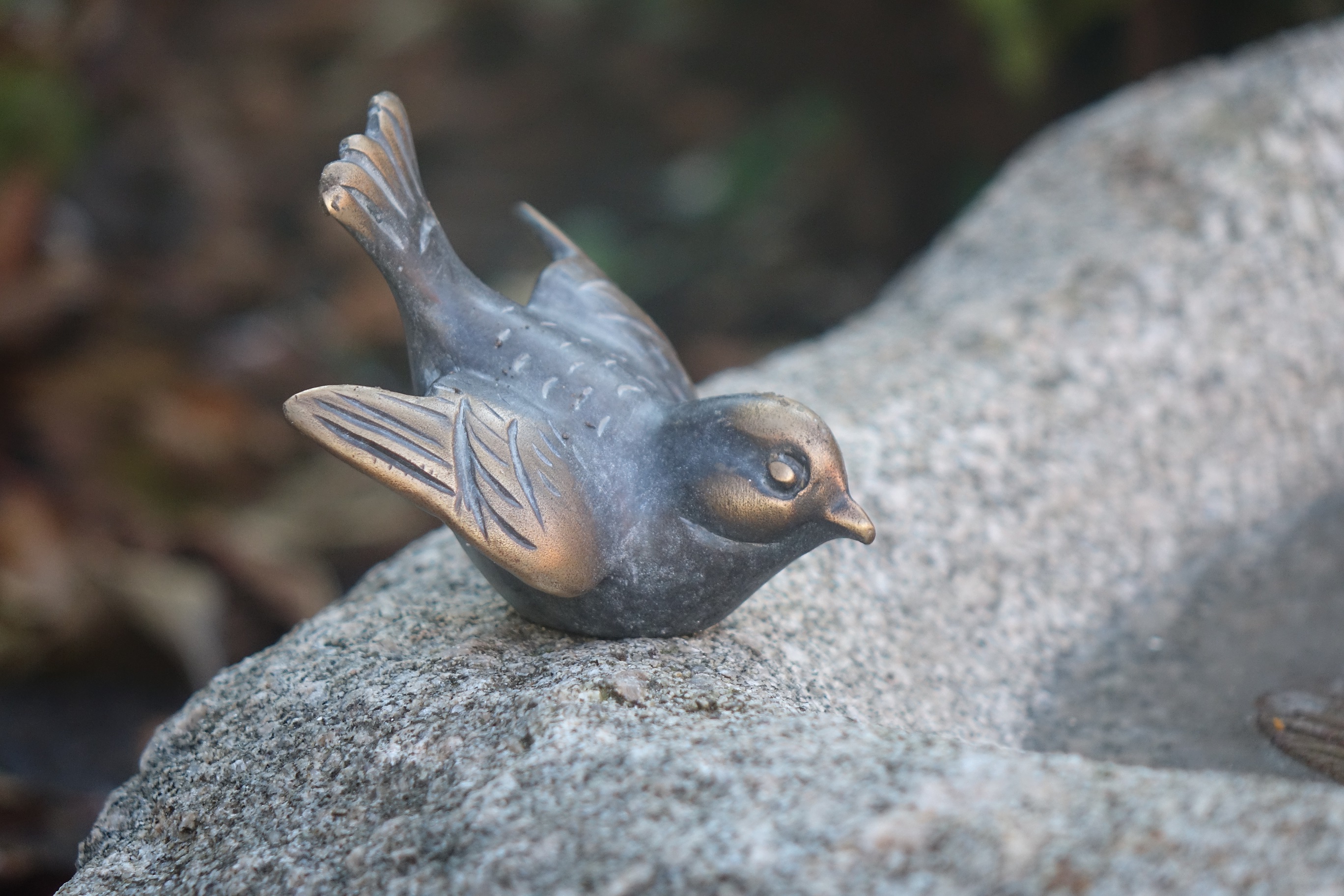 Brunnen, Tröge, Vogeltränken fertigen wir nach Ihren Vorstellungen und Wünschen mit Figuren aus Stein oder Bronze an.