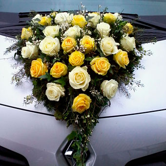 Wir arrangieren Ihren Blumenschmuck. Wir arrangieren Ihren Blumenschmuck.