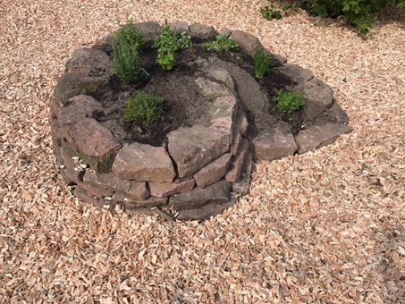 Kräutergarten - zur besseren Erreichbarkeit in Hackschnitze eingebettet Kräutergarten - zur besseren Erreichbarkeit in Hackschnitze eingebettet