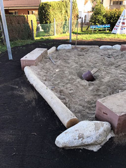 Sandkasten, der sich in die Gesamtplanung des Gartens einpasst Sandkasten, der sich in die Gesamtplanung des Gartens einpasst