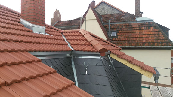 Dacheindeckungen mit verschiedenen Materialien
