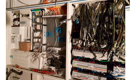 Die moderne Elektrotechnik ist ein wesentlicher Bestandteil des täglichen Lebens. Die moderne Elektrotechnik ist ein wesentlicher Bestandteil des täglichen Lebens.