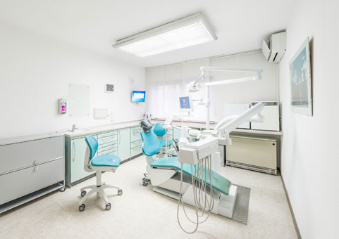 Alle Behandlungsräume sind mit modernen Zahnarztstühlen und Equipment ausgestattet, die eine Behandlung auf höchstem Niveau erlauben