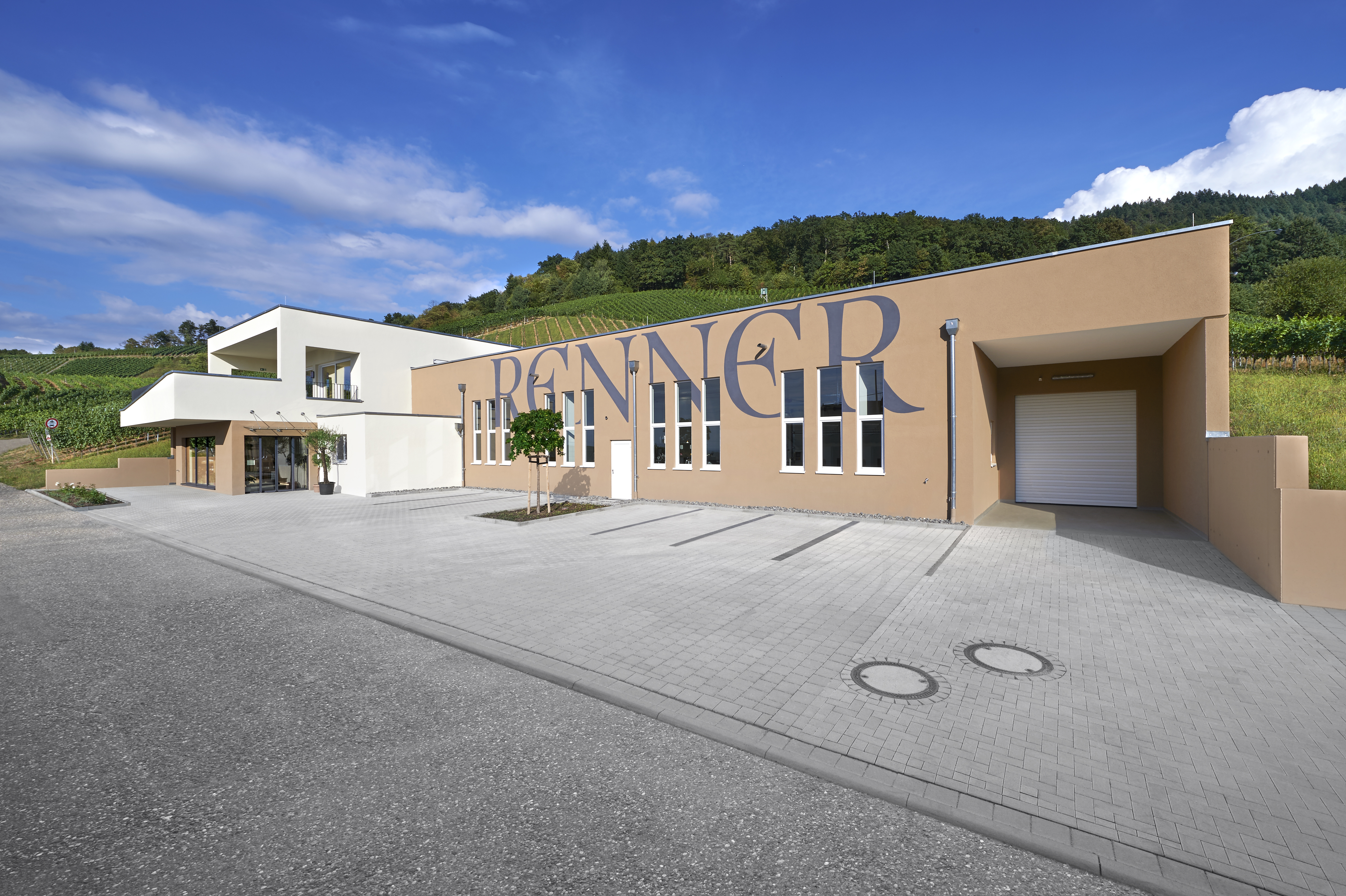 Für das Weingut Renner in Fessenbach haben wir im Jahr 2014 Produktions- und Verkaufsräume, sowie einen Proberaum gebaut.