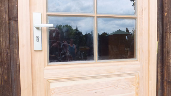 Eine Außentür aus Holz mit Fensterglasscheiben. Eine Außentür aus Holz mit Fensterglasscheiben.