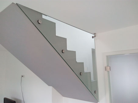 anstatt eines Treppengeländers kann man die Treppe auch mit einer Glasscheibe gegen das Abrutschen sichern. anstatt eines Treppengeländers kann man die Treppe auch mit einer Glasscheibe gegen das Abrutschen sichern.