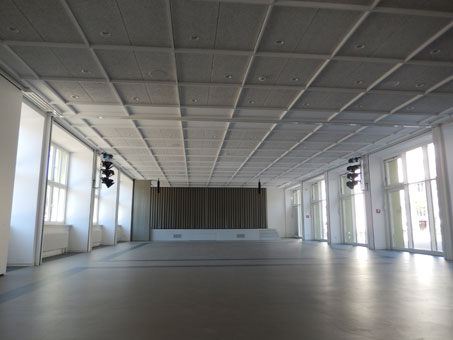 Akustikdecke im sanierten Strietz-Saal Akustikdecke im sanierten Strietz-Saal