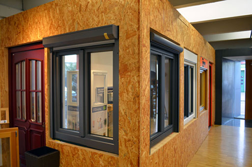 in unserem großen Showroom präsentieren wir unter anderem Fenster, Zimmertüren, Rolläden und Möbel