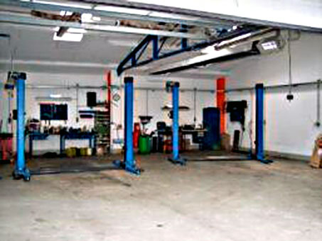 In unserer Werkstatt nehmen wir alle Reparaturen und um Ihr Fahrzeug vor.