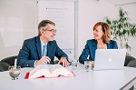 Im Handels- und Gesellschaftsrecht beraten wir Handelsvertreter, Versicherungsmakler, Ärzte und Freiberufler. Im Handels- und Gesellschaftsrecht beraten wir Handelsvertreter, Versicherungsmakler, Ärzte und Freiberufler.