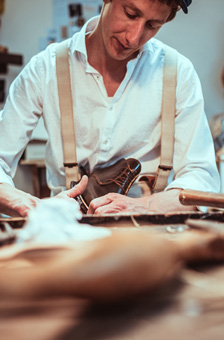 Benjamin Bigot bei der Massanfertigung in seinem Atelier