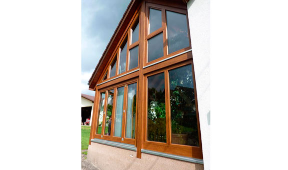 Die bewährte PORTAS-Fensterrenovierung, die gute Holzfenster in hoch-wertige Holz-Aluminium-Fenster verwandelt und dem Haus auch eine frische neue Optik verleiht.